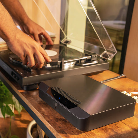 Bluesound Powernode Edge Black - Front View, With Turntable