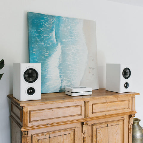 PSB Imagine B50 white with Bluesound Powernode (N330) White on a table